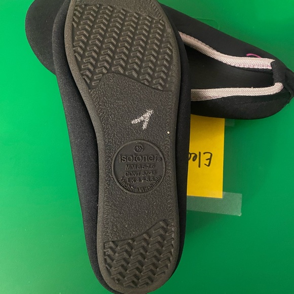 Black womans NWOT Isotoner slippers - Picture 4 of 5
